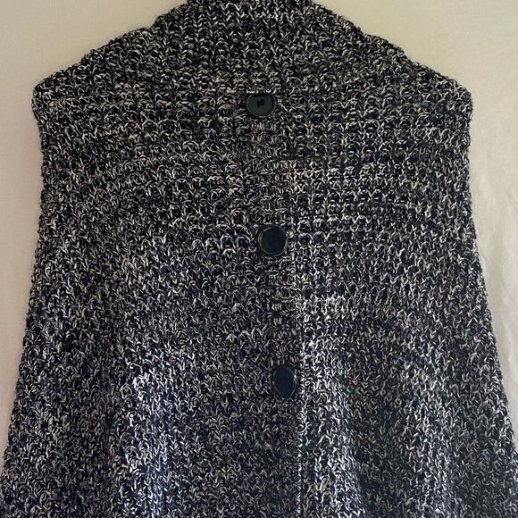 Black and white fringe poncho  - Picture 5 of 6